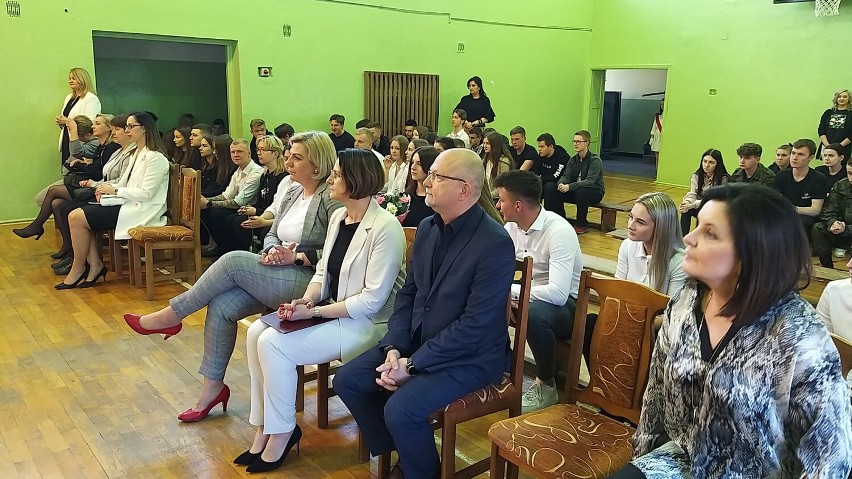 Pożegnanie maturzystów w Zespole Szkół Ponadpodstawowych w Kamieńsku. ZDJĘCIA