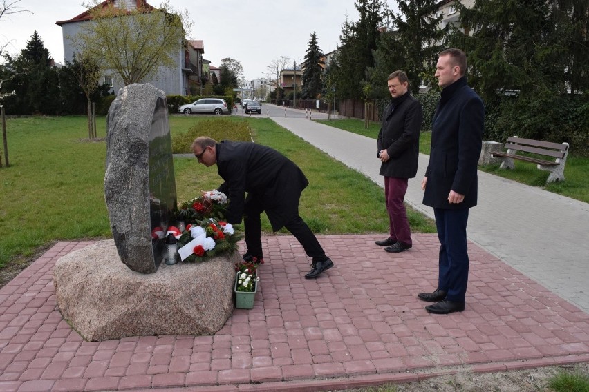 Władze powiatu łowickiego uczciły ofiary katastrofy smoleńskiej [ZDJĘCIA]