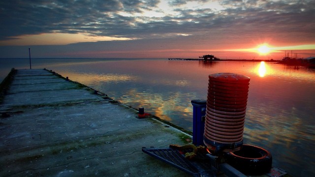 Foto powiat pucki: wschód Słońca nad Zatoką Pucką