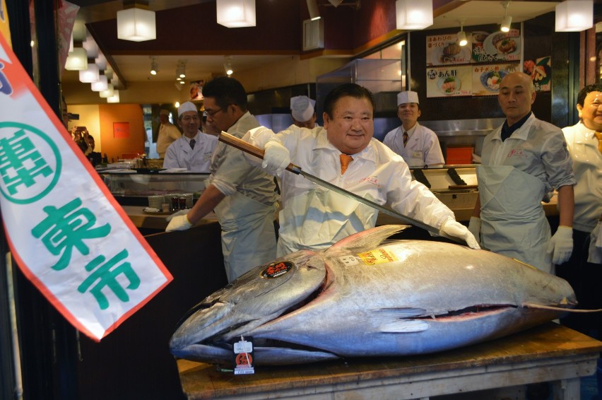 Kaliszanie z Maguro Sushi Bar na aukcji tuńczyka w Japonii