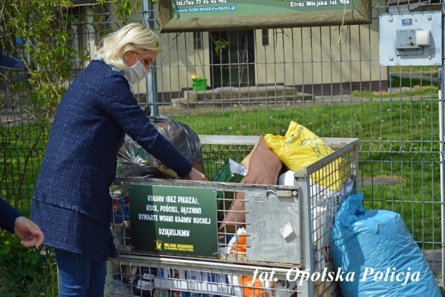 Policjanci i pracownicy opolskiej komendy pomogli bezdomnym zwierzętom.