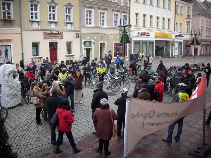 Niedzielna manifestacja rowerzystów pod Ratuszem. 
Tak...