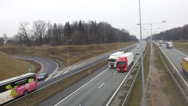 Na jezdni w kierunku Katowic w rejonie Węzła Mysłowice obowiązuje zwężenie z ograniczenie do 80km/h