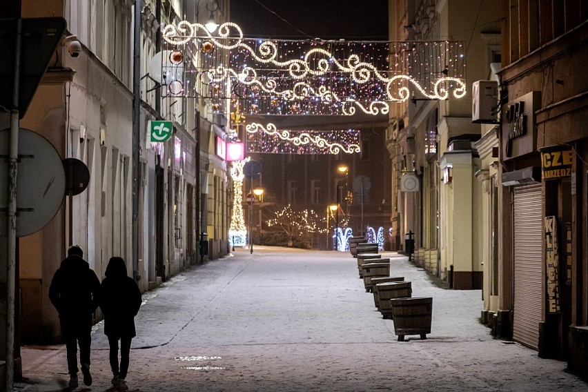 Świąteczna iluminacja na placu Magistrackim i na Rynku o zmierzchu (ZDJĘCIA)