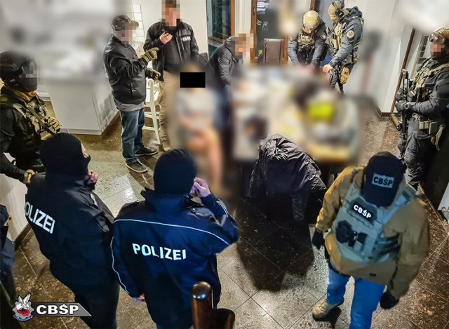 Policjanci CBŚP z Gorzowa Wielkopolskiego, przy wsparciu niemieckich funkcjonariuszy i polskich kontrterrorystów, w tym m.in. z Bydgoszczy, przeprowadzili działania rozbijając zorganizowaną grupę przestępczą, której członkowie okradali naczepy tirów. Zatrzymano 10 osób.