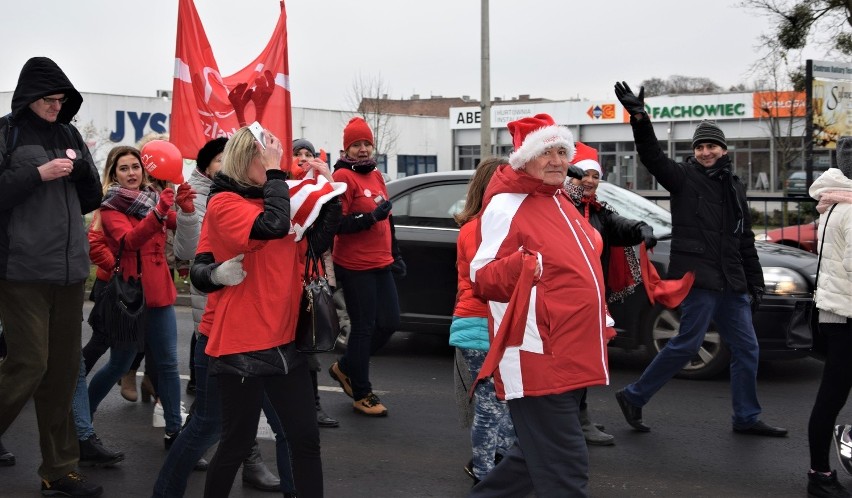 Marsz Szlachetnej Paczki w Grudziądzu przechodzi ul. Focha