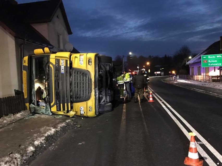 Sieraków Śląski: Ciężarówka z węglem wypadła z drogi