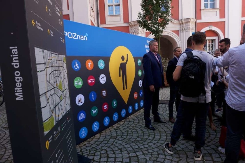 Nowe tabliczki w Poznaniu dla pasażerów MPK i turystów 