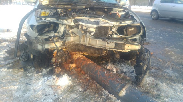 Wypadek na Krzemienieckiej  w Łodzi wydarzył się w poniedziałek rano. Po zderzeniu samochodów, jeden z pojazdów uderzył w słup.