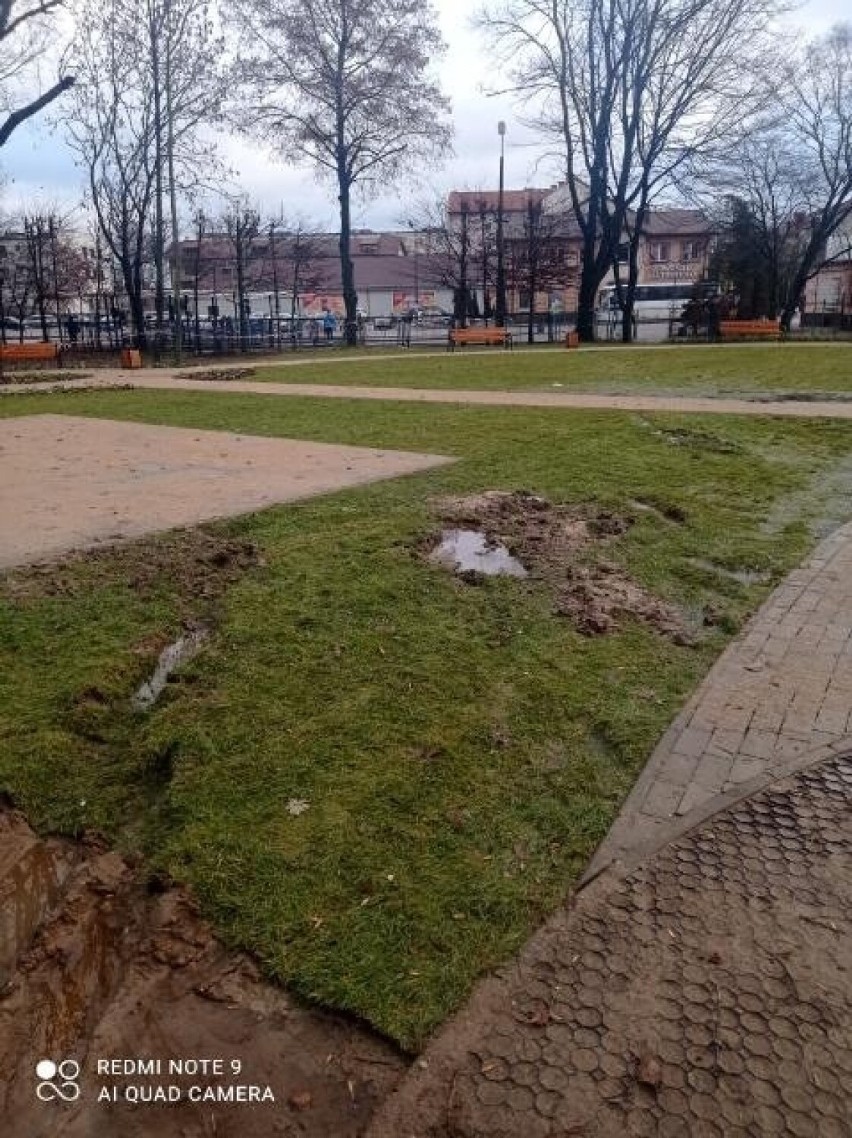 Zakończył się pierwszy etap rewitalizacji parku miejskiego w Grójcu. Niestety, nowy trawnik został już zniszczony