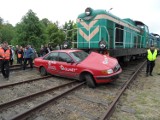 Symulacja zderzenia pociągu z samochodem w Tarnowskich Górach [ZDJĘCIA+FILM]