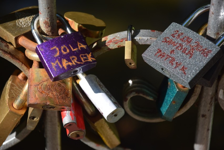 Kłódki na Mostku Miłości w Lubniewicach. Jak wyglądają? Kto je przypiął? [ZDJĘCIA]