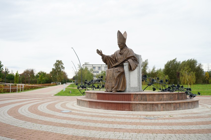 Pomnik Jana Pawła II już stoi w centrum Parku Papieskiego w Rzeszowie. Jak prezentuje się z bliska? Co z oficjalnym odsłonięciem?