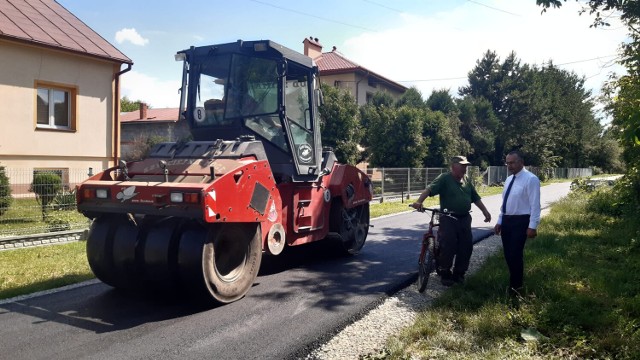 W kilku miejscowościach gminy Żurawica prowadzone są różne inwestycje drogowe. Nz. Wyszatyce.
