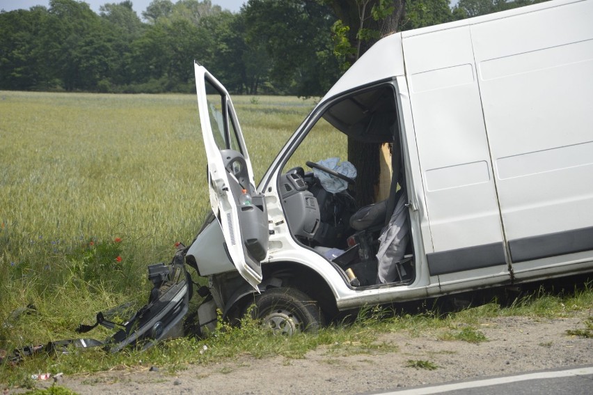 Głogów: Bus roztrzaskał się o drzewo, aż wypadł z niego silnik. ZDJĘCIA