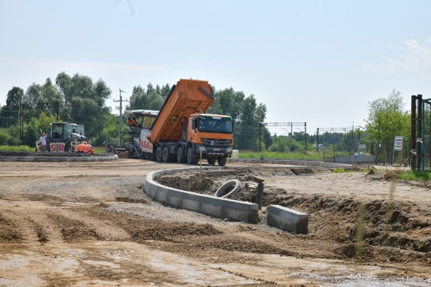 Na budowie trasy N-S w w Radomiu leży pierwsza warstwa asfaltu. Kiedy skończą się prace i pojedziemy nową drogą?