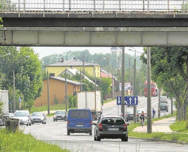 W okolicy wiaduktu kolejowego ul. Wojska Polskiego jest dwupasmowa. Tak miało być na całej długości...