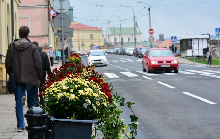 Ul. Lubartowska w Lublinie. Są kwiaty, ma być ładniej (ZDJĘCIA)