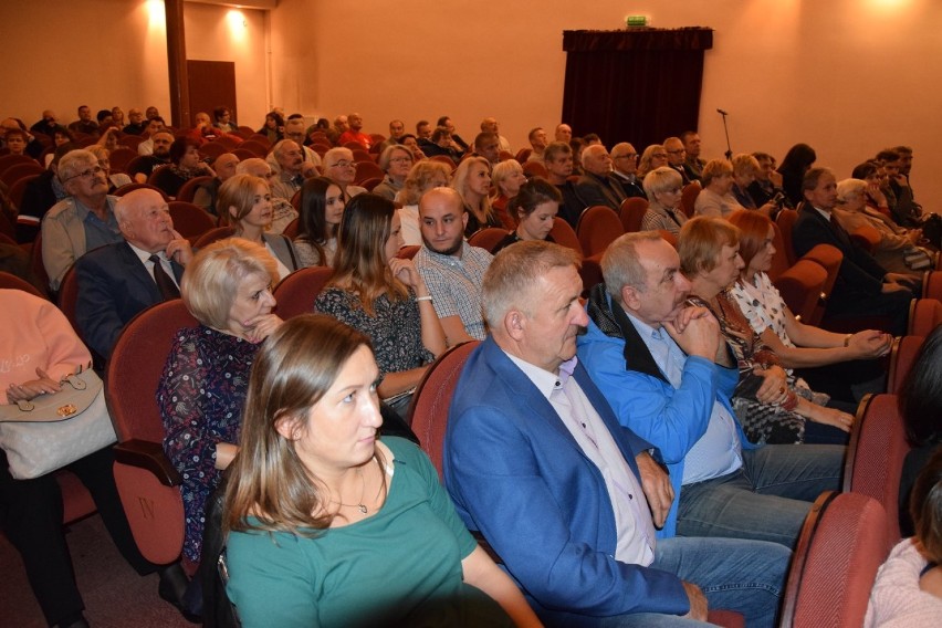 Debata przed wyborami burmistrza Łasku. Dopisało dwóch kandydatów i mieszkańcy [zdjęcia]