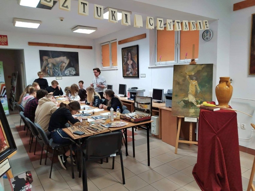 Człuchów. Spotkanie młodzieży ZSA Człuchów ze sztuką w bibliotece pedagogicznej