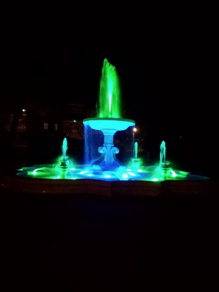 Nowa atrakcja Rymanowa-Zdroju. Podświetlana fontanna zachwyca gości uzdrowiska [ZDJĘCIA]