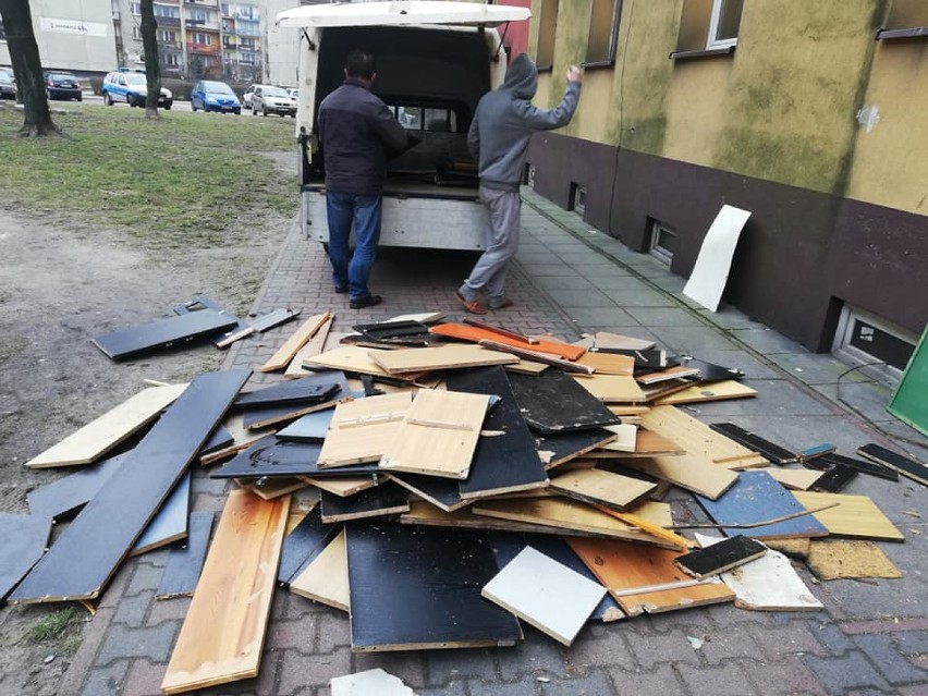 Myszków: Straż miejska interweniowała na Sikorskiego. Niewiarygodne, czym mieszkańcy chcą palić w piecach! [ZDJĘCIA]