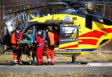 Krynica-Zdrój/ Nowy Sącz. Dziecko na sankach wjechało w drzewo. Wezwano helikopter