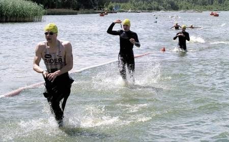 Triathlon to jedna z najbardziej widowiskowych dyscyplin. Po wyjściu z wody zawodnicy wsiądą na rowery i wyruszą na 15-kilometrową trasę. / ZBIGNIEW MARSZAŁEK