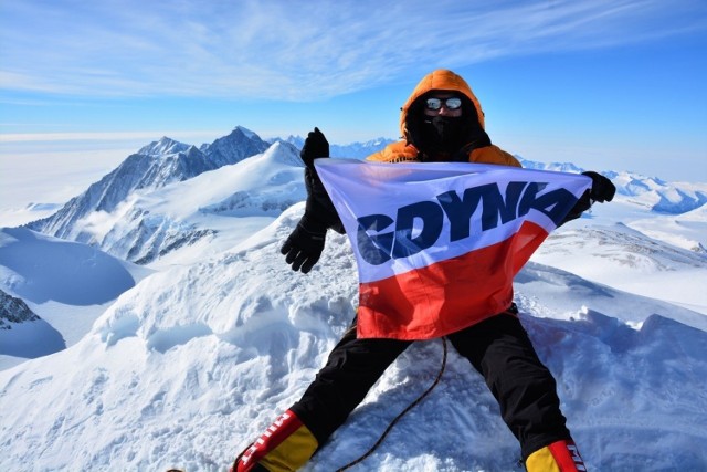 Gdynianin Krzysztof Sabisz na Antarktydzie był dwukrotnie. Raz zdobył Masyw Vinsona, a w grudniu 2021 roku przebiegł na niej maraton