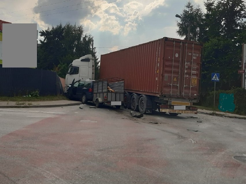 Wypadek w Radomsku na Sucharskiego. Ciężarówka nie ustąpiła pierwszeństwa