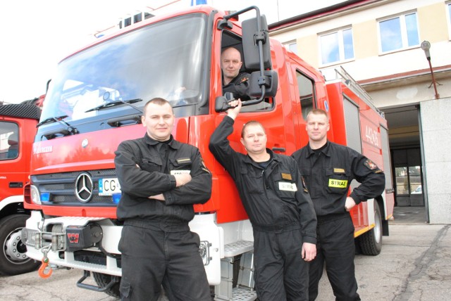 Strażacy z jednostki na Rządzu przy ciężkim wozie gaśniczym. Od lewej: Marcin Kruca, Marcin Wołoszyn (za kierownicą), Jacek Pawlik i Filip Tyburski