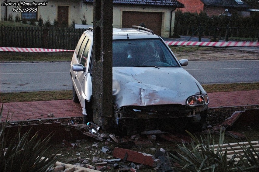 Wypadek w Starokrzepicach. Ford wjechał w słup [FOTO]