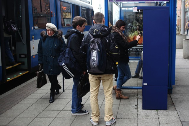 Nie dość, że mnóstwo osób chciało kupić bilet, to jeszcze część z nich wstrzymywała kolejkę, bo nie mogła sobie poradzić z błędem systemu. System działa poprawnie dopiero od wczorajszego popołudnia