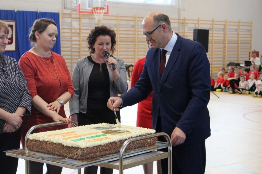 Sala gimnastyczna przy szkole w Łeknie już otwarta. Teraz uczniowie mogą fikać koziołki [FOT.+FILM] 