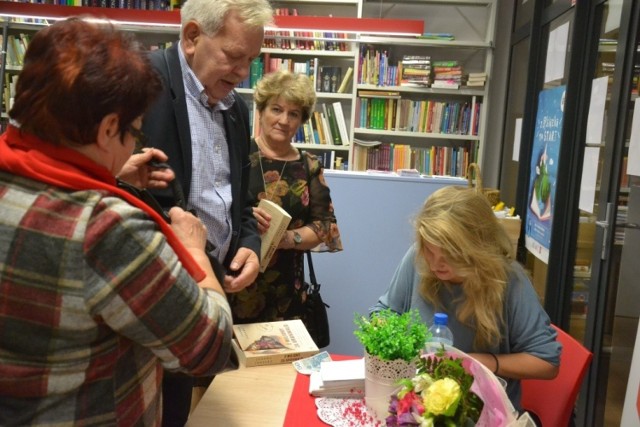 Biblioteka Gminy Wielgie zaprosiła czytelników na „Jesienny Festiwal Literatury”. Była to niesamowita przygoda dla ludzi, którzy chętnie sięgają po książki. Czytelnicy mieli okazję poznać Joannę Jodełkę. Ona napisała „2 miliony za Grunwald”, które są inspirowane wojennymi losami najsłynniejszego obrazu Jana Matejki. Opowiadała z taką swadą o kulisach powstania tej powieści, że słuchano jej z zapartym tchem. Uczestnicy spotkania zadawali też dociekliwe pytania. 
- Zupełnie przypadkowo trafiłam na historię ukrywania obrazu „Bitwa pod Grunwaldem” Jana Matejki w czasie drugiej wojny światowej – wyjaśnia Joanna Jodełka. - Jest ona tak niewiarygodna i nieprawdopodobna, że dostałam obsesji na jej punkcie. Żaden obraz na świecie nie był tak poszukiwany, za żaden obraz nie wyznaczono nagrody pieniężnej po to, żeby… go zniszczyć.  
Potem było podpisywanie książek i wspólne zdjęcia. Taki już urok wieczorów autorskich.