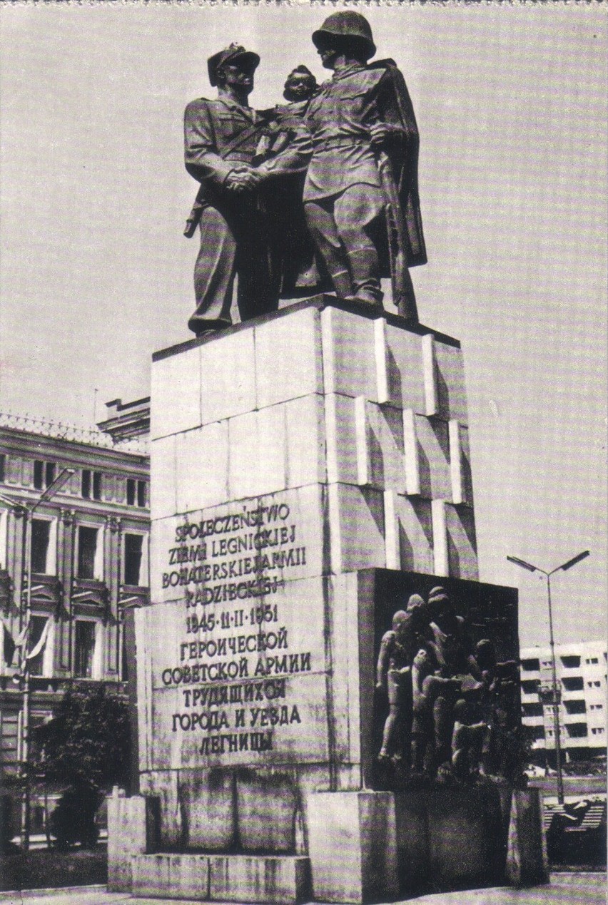 Pomnik projektu Józefa Guzego odsłonięto w 1951 roku. Po...