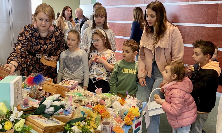 Mieszkańcy tłumnie odwiedzali stoiska Kiermaszu Wielkanocnego w RCKP i Etnocentrum w Krośnie [ZDJĘCIA]