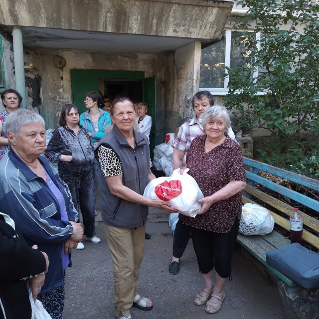 Gospodynie ukraińskie obdarowane darami od Widzialnej Ręki. Więcej o akcji pomocy na kolejnych slajdach.