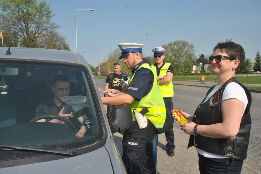 LESZNO: wspólna akcja policji i motocyklistów skierowana do kierowców samochodów [ZDJĘCIA]