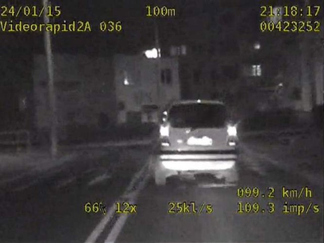 Pijany kierowca uciekał w Grudziądzu przed policją. "Ściął" latarnię [wideo]