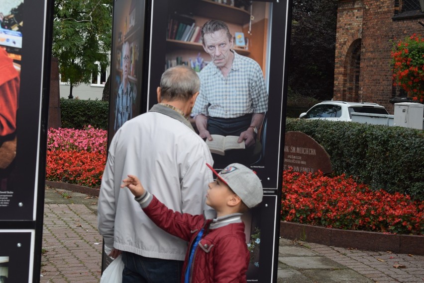 Wystawa „Gnieźnianie Anno Domini 2020” - zdjęcia można podziwiać u zbiegu ulic Łubieńskiego i Chrobrego