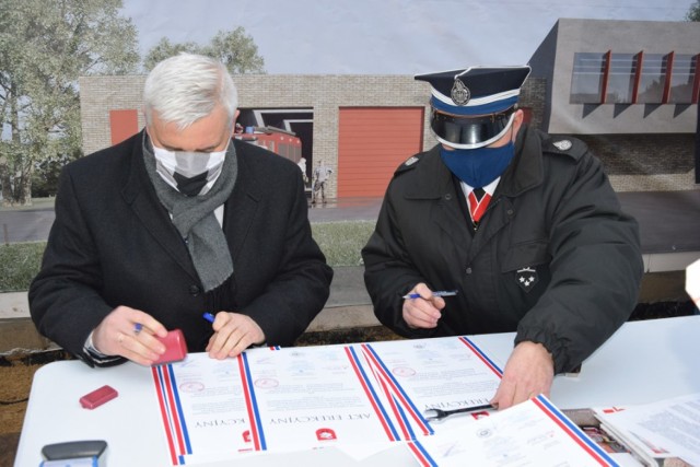 Podpisanie i murowanie aktu erekcyjnego pod budowę Centrum Zarządzania Kryzysowego wraz z remizą strażacką dla OSP Zbąszyń
