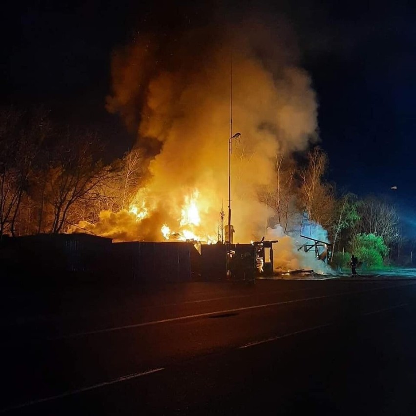 Ogień strawił doszczętnie drewniany budynek