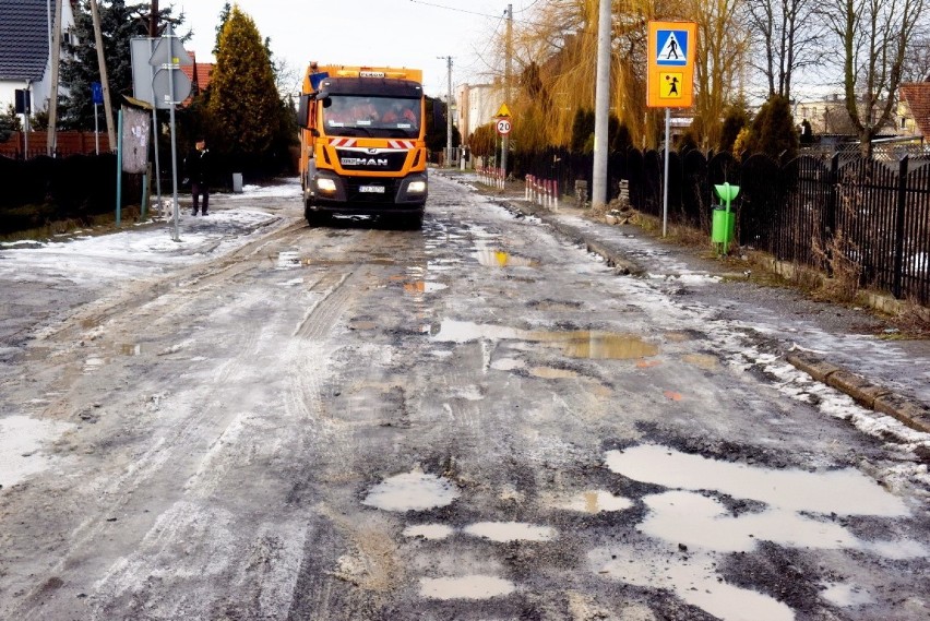 Ulica Staszica w Żarach wygląda jak prawdziwy ser...