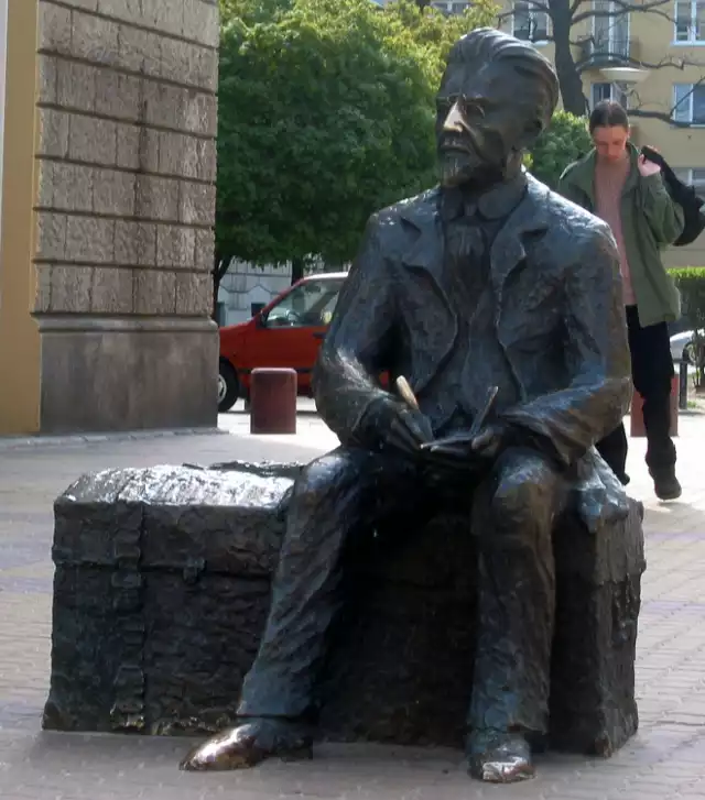 'Reymont na kuferku' - pomnik przy ulicy Piotrkowskiej 135 w Łodzi.