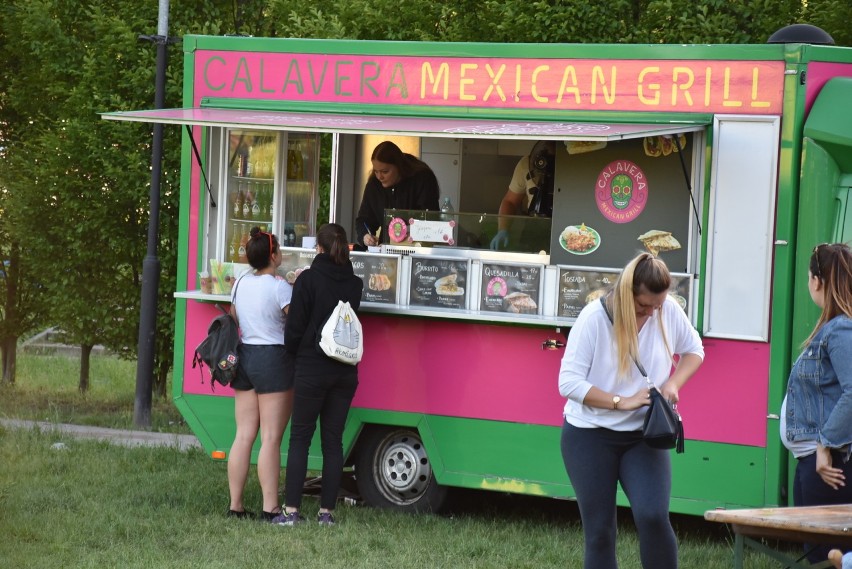 Rewia smaków w parku na Dolnej Syberce czyli Food Truck Festival  ZDJĘCIA