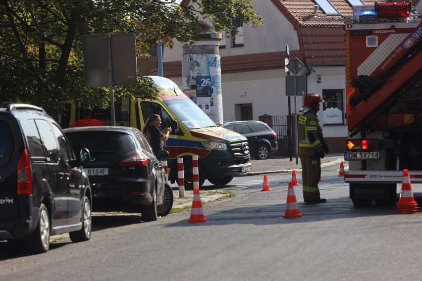 Wypadek na skrzyżowaniu ulic Artyleryjskiej i Hutników w Legnicy, dwie osoby ranne