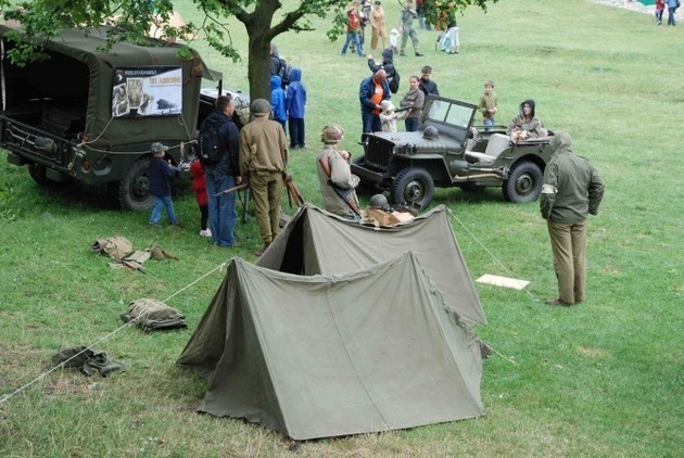 Żołnierze zamiast rycerzy pod zamkiem w Ogrodzieńcu - ZOBACZ ZDJECIA