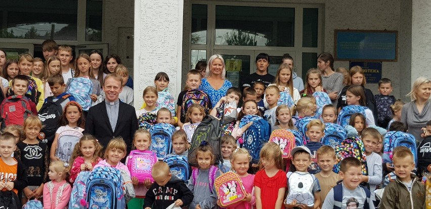 150 wyprawek szkolnych dla polskich dzieci na Ukrainie od Caritas Diecezji Rzeszowskiej