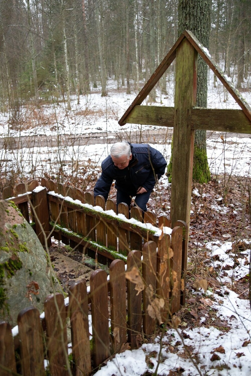 Rajd pamięci z okazji 160. rocznicy wybuchu Powstania Styczniowego. Samorządowcy, mundurowi i młodzież odwiedzili miejsca pamięci 